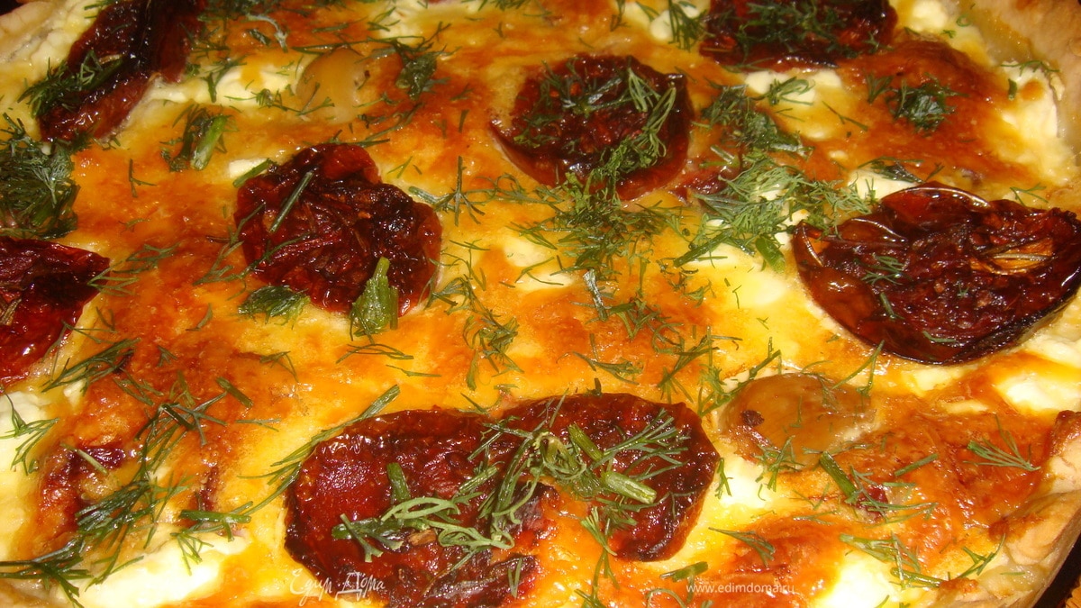 Овощной пирог с колбасой