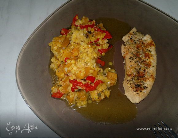 Запеченная грудка индейки с паприкой и травами, и чечевица со сладкими овощами и чесноком