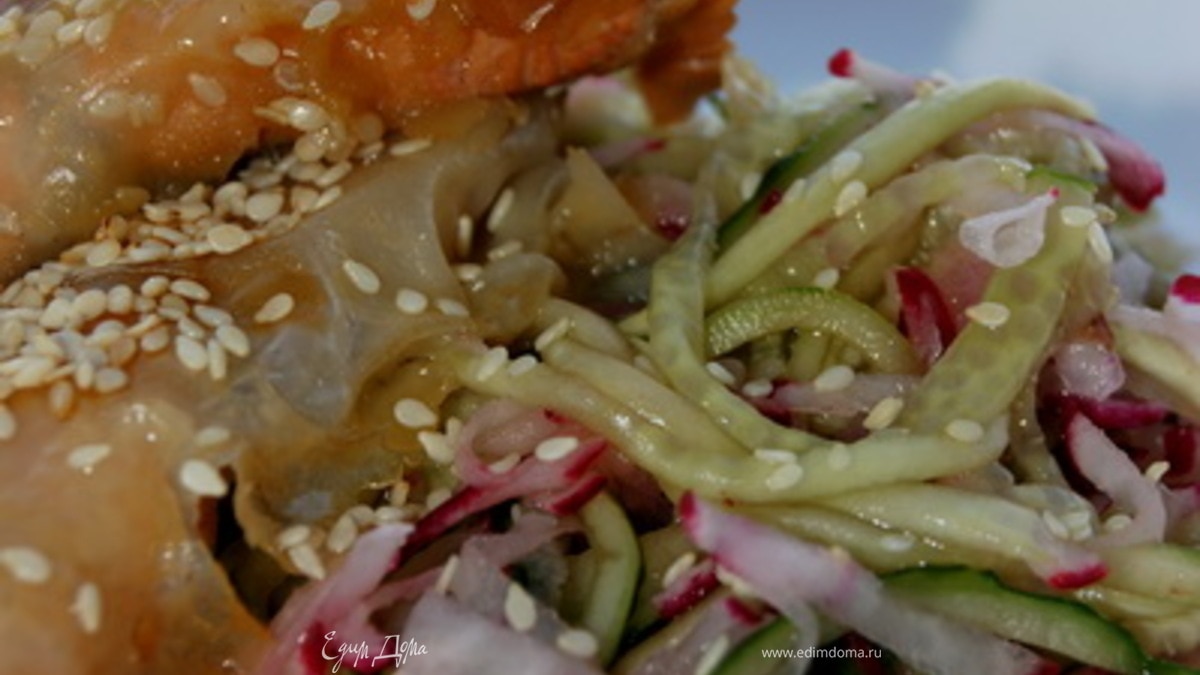 Форель в рисовой бумаге с овощами по-китайски