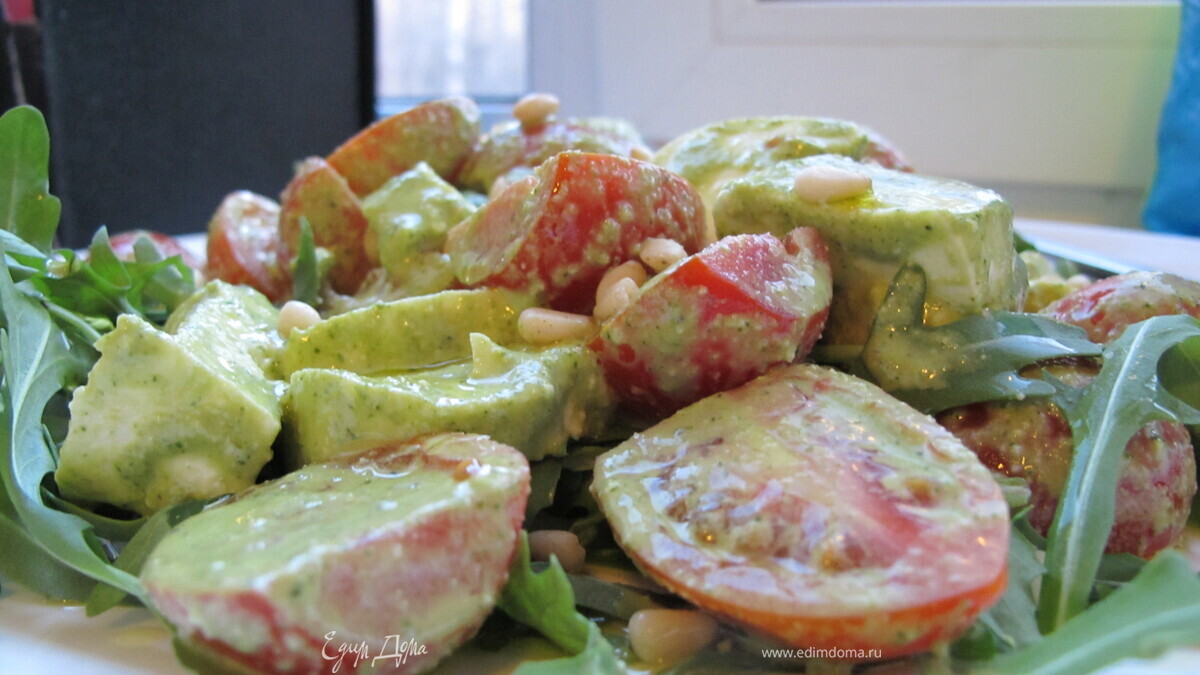 Салат с руколой, моцареллой и помидорами в соусе песто