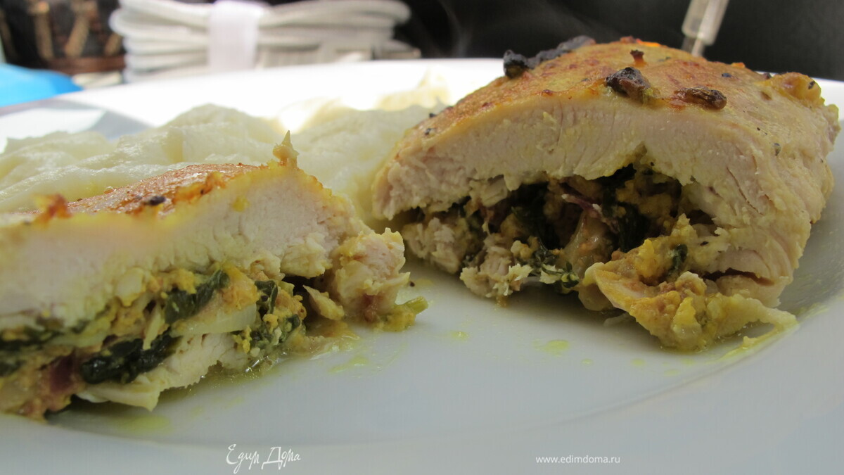 Куриное филе с творогом, шпинатом и карри