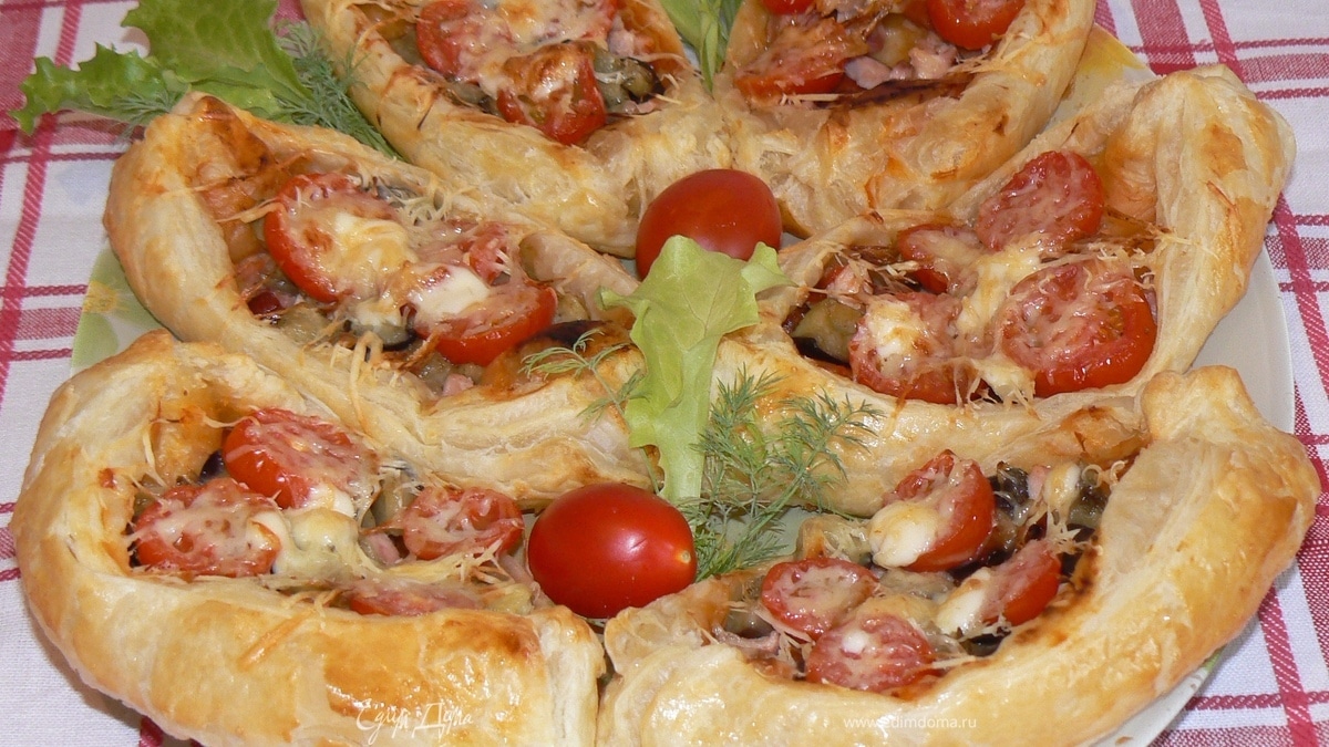 Мини-пиццы с баклажанами и копченой курочкой