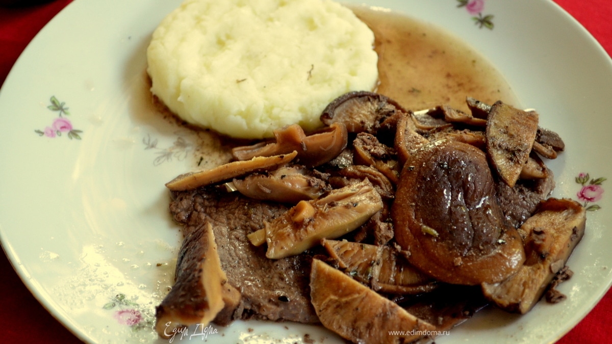 Стейк в соусе из грибов шиитаке