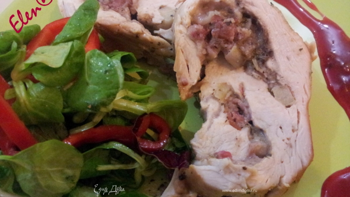 Рулет из индейки с начинкой из красной смородины, яблоками и беконом