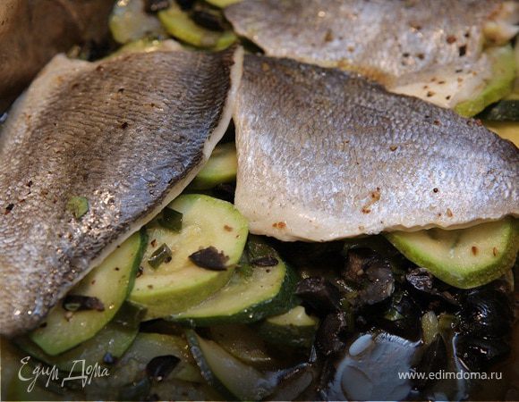 Рыба, запеченная в кармане с цукини и маслинами 