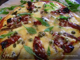 Пицца в средиземноморском стиле с анчоусами, каперсами и вялеными томатами (тесто на пахте)