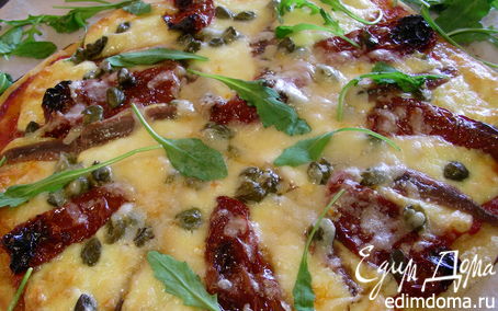 Рецепт Пицца в средиземноморском стиле с анчоусами, каперсами и вялеными томатами (тесто на пахте)