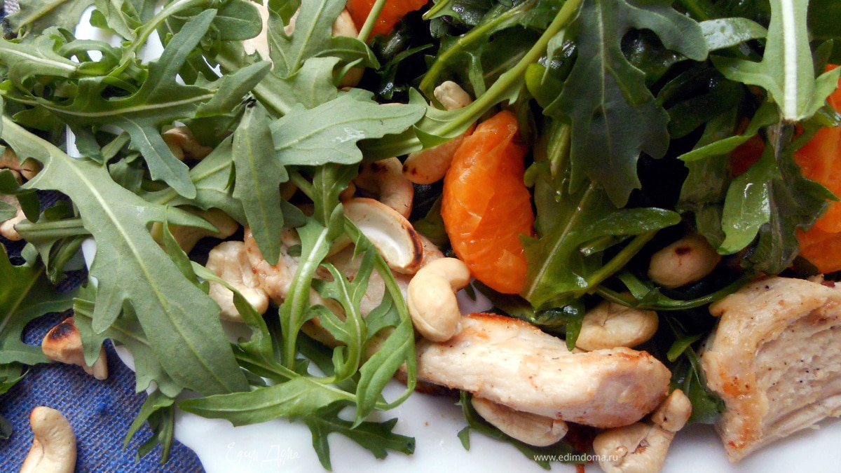 Салат с курицей, мандаринами и кешью