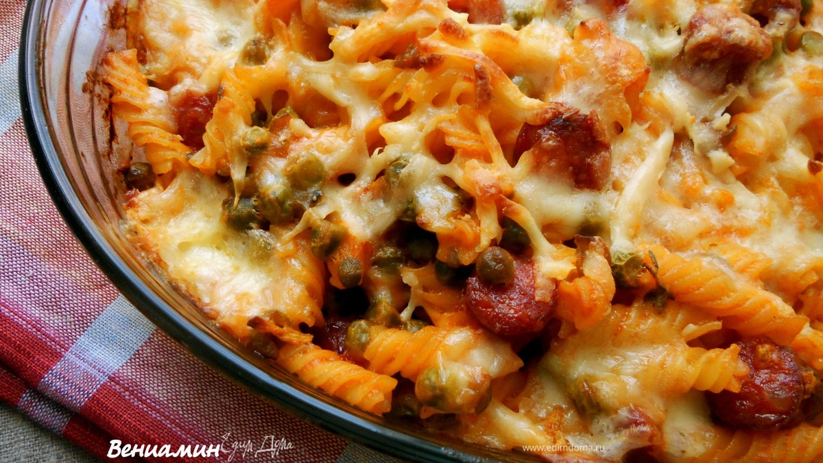 Паста, запеченная с зеленым горошком, чесноком и колбасками