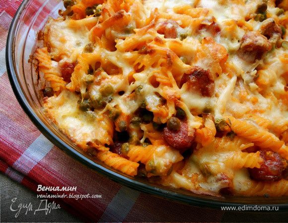 Паста, запеченная с зеленым горошком, чесноком и колбасками