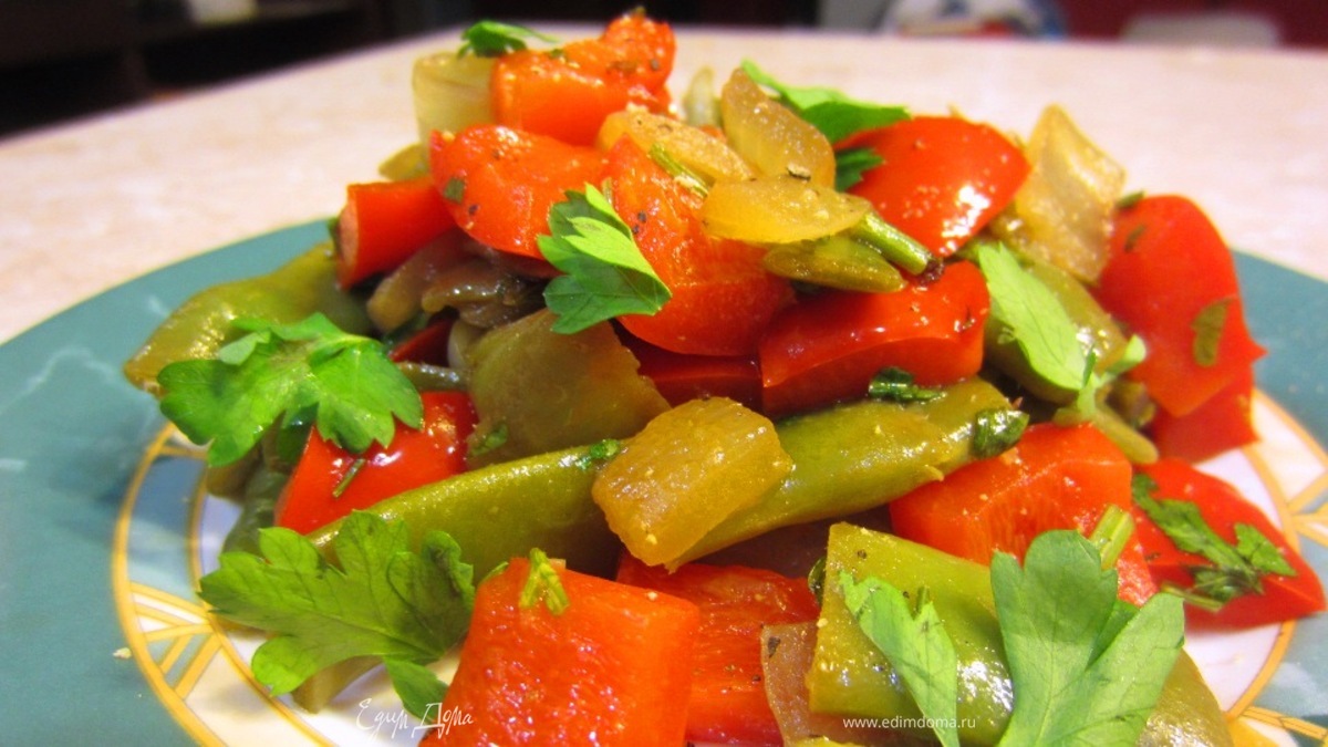 Теплый салат из стручковой фасоли "Вертолет" со сладким и острым перцем