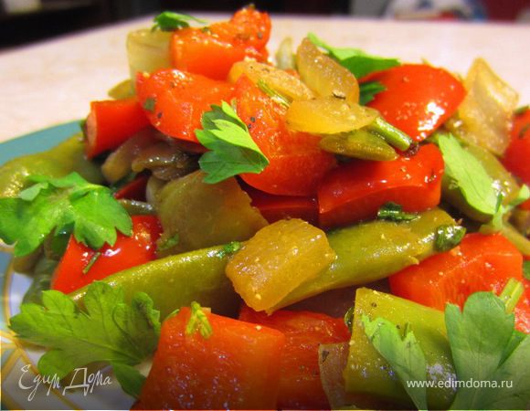 Теплый салат из стручковой фасоли "Вертолет" со сладким и острым перцем Теплый салат из стручковой фасоли "Вертолет" со сладким и острым перцем