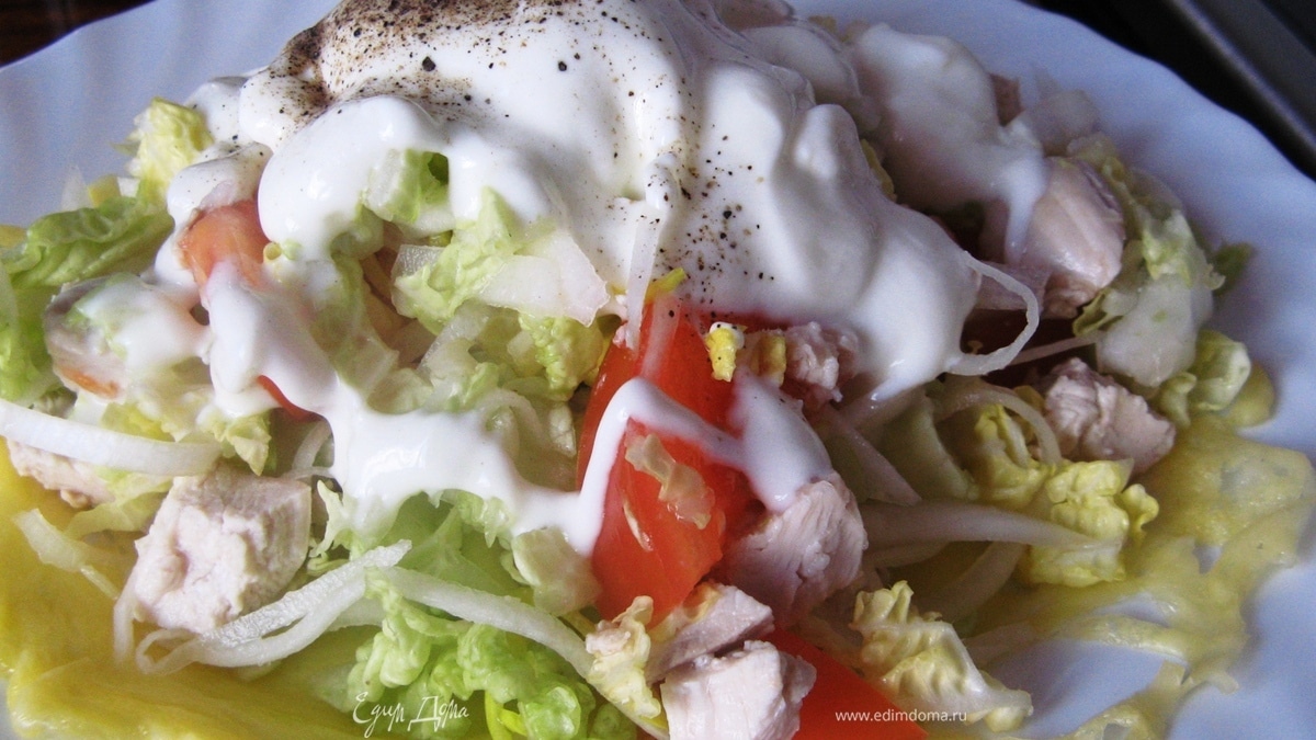 Американский салат с дайконом в сырной корзинке