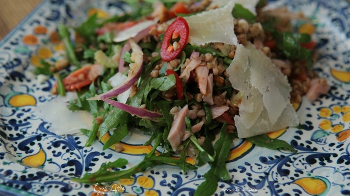 Салат из гречки с копченой курицей, помидорами и руколой 
