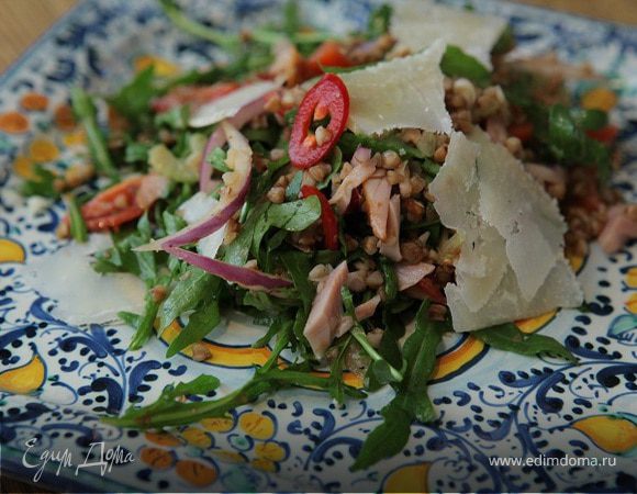 Салат из гречки с копченой курицей, помидорами и руколой Салат из гречки с копченой курицей, помидорами и руколой