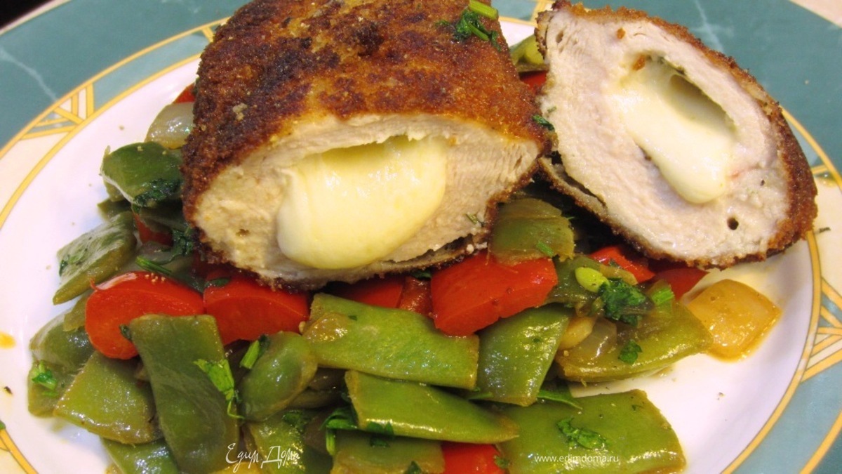 Куриная грудка с сырами в хлебных крошках