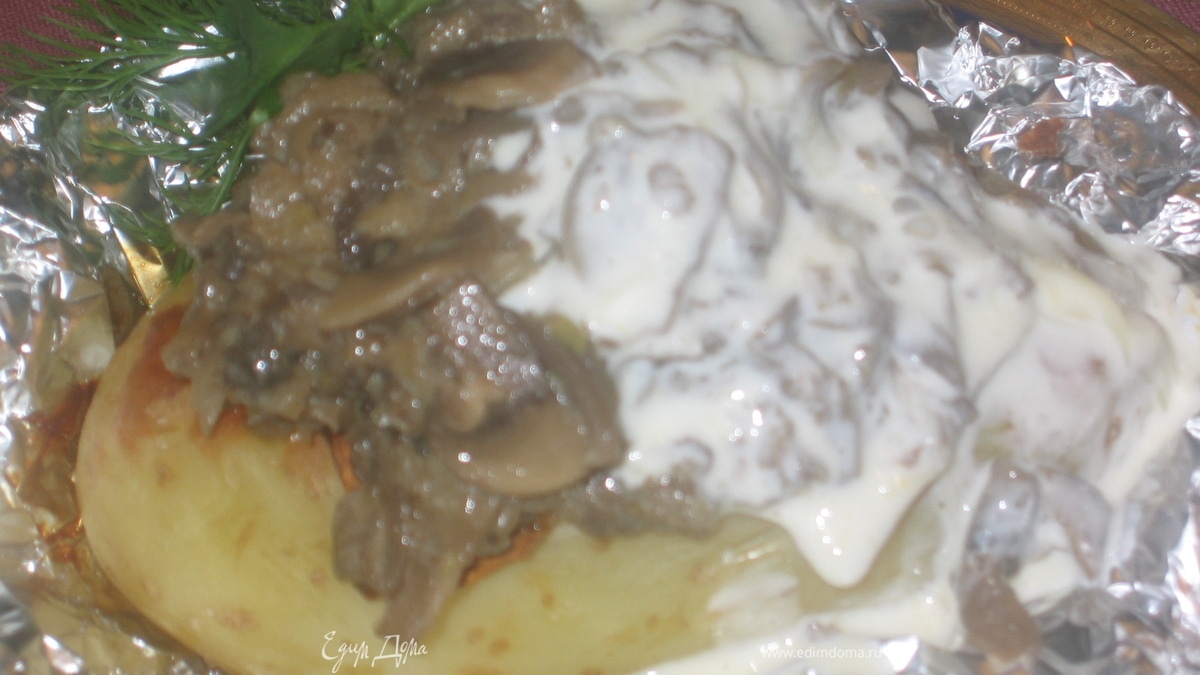 Запеченный картофель с грибами в сырном соусе