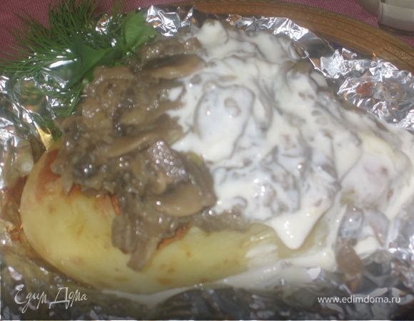 Запеченный картофель с грибами в сырном соусе