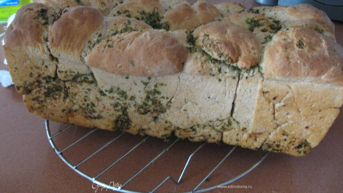 Обезьяний хлеб с травами и чесноком