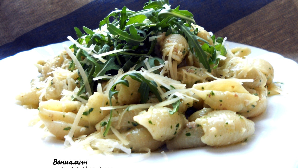 Паста с "песто" из руколы и грецких орехов