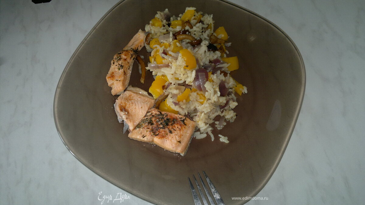 Рис с грибами и овощами, карельская форель с паприкой