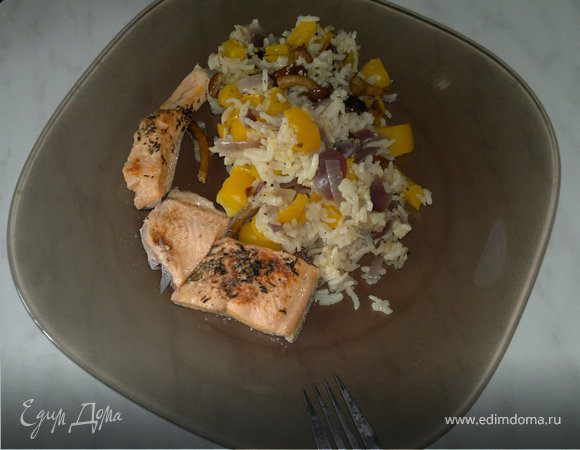 Рис с грибами и овощами, карельская форель с паприкой Рис с грибами и овощами, карельская форель с паприкой