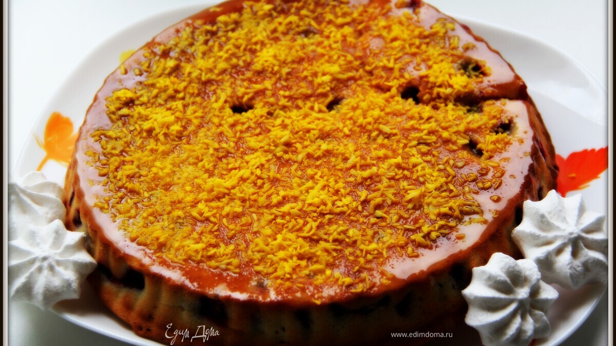 Пирог с консервированными сливами в лимонной глазури