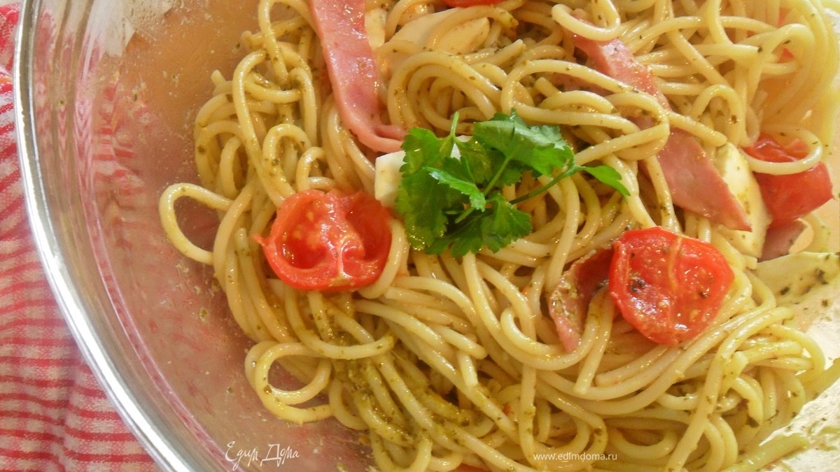Спагетти с ветчиной, моцареллой под соусом песто