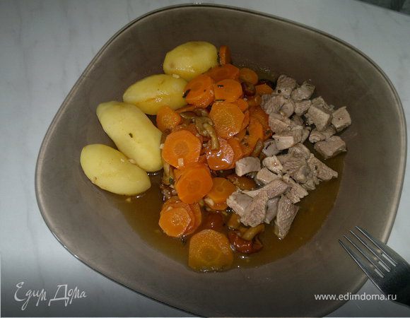 Бедро индейки с чабрецом и кориандром, рагу из моркови и опят с чесноком и отварным картофелем Бедро индейки с чабрецом и кориандром, рагу из моркови и опят с чесноком и отварным картофелем