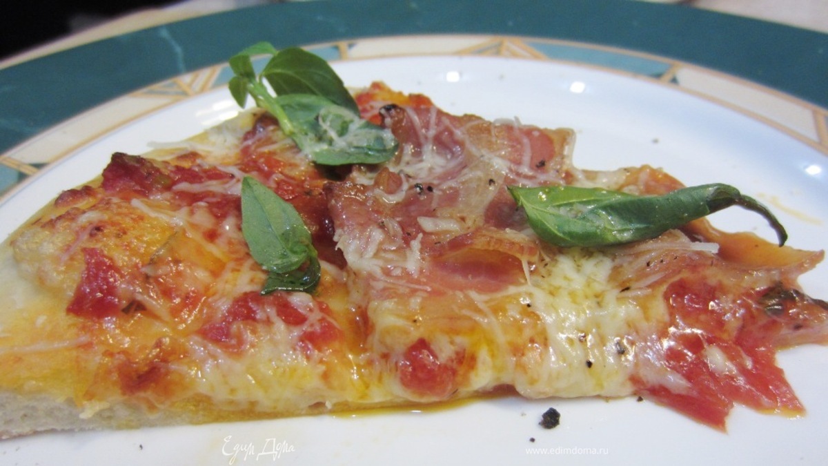 Пицца с беконом и базиликом