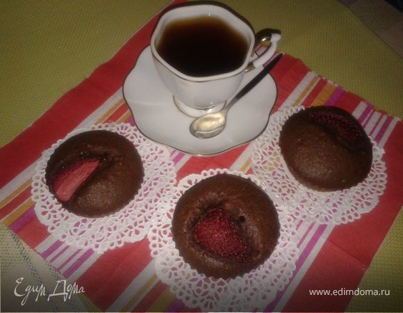 Кофейные кексики c орехами и клубникой