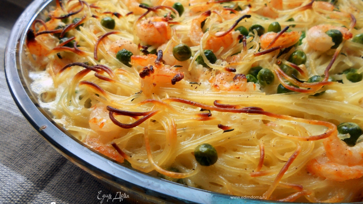 Пирог из спагетти с креветками, зеленым горошком и маскарпоне