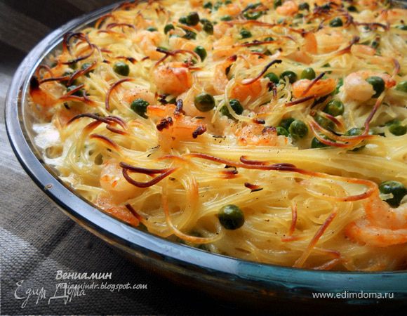 Пирог из спагетти с креветками, зеленым горошком и маскарпоне