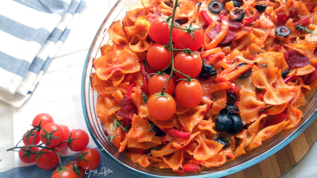 Паста, запеченная с острой колбасой, томатами и моцареллой