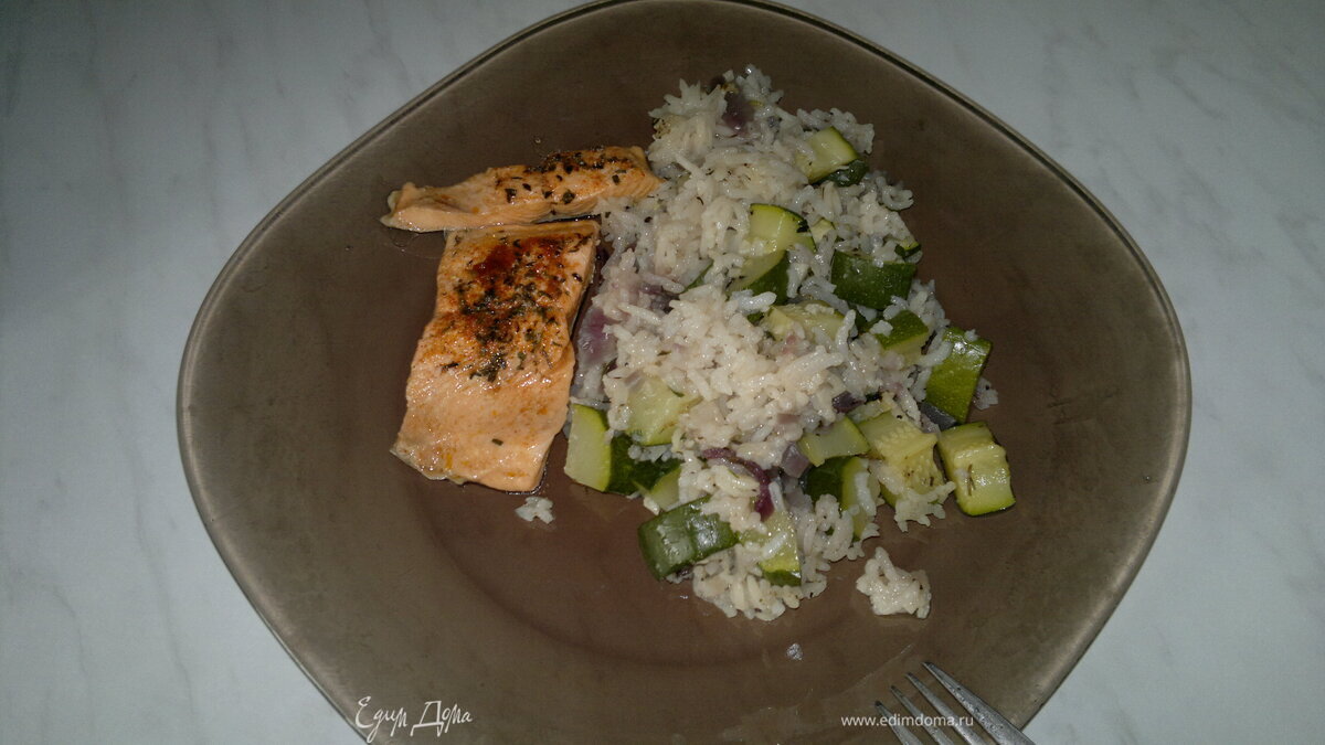 Жгучий рис с цукини, чесноком и белым перцем, форель - почти на пару