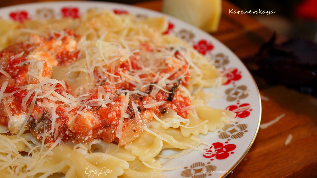 Паста с томатами, базиликом и фетой