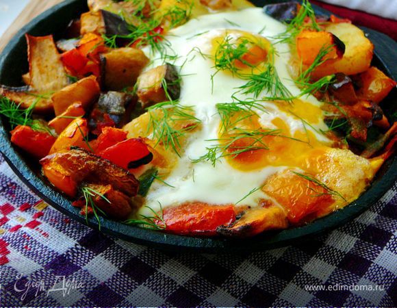 Картофель с шампиньонами и яичницей