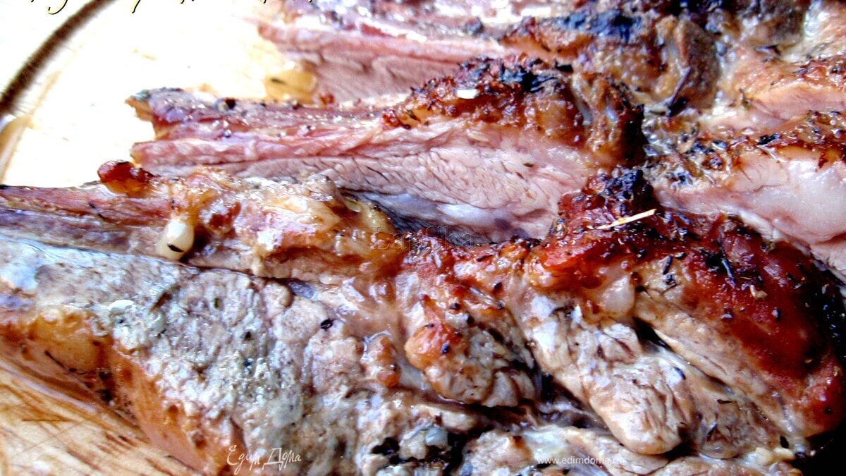 Запеченные телячьи ребрышки в соевом маринаде с луково-томатным соусом