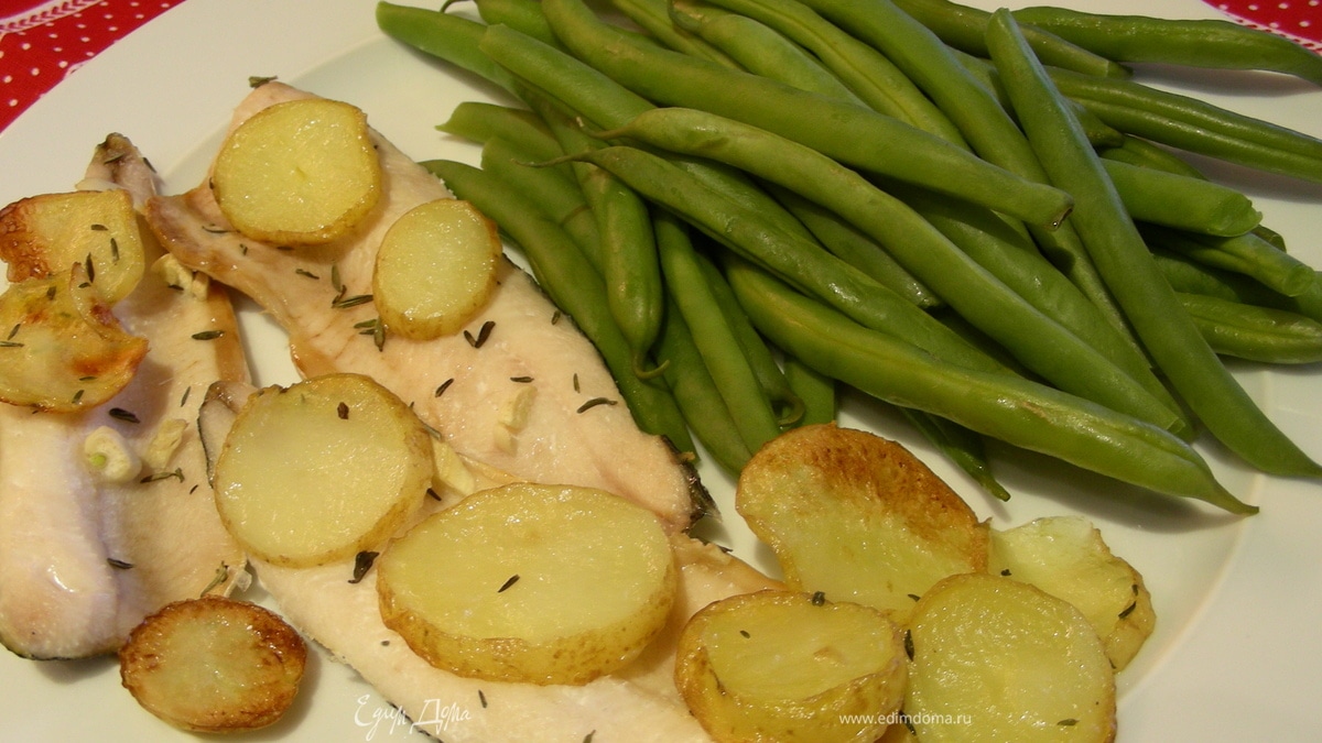 Рыба, запеченная на соли, с тимьяном, чесноком и картофельными чипсами