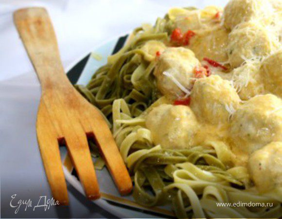 Паста с куриными тефтелями под тыквенным соусом Паста с куриными тефтелями под тыквенным соусом