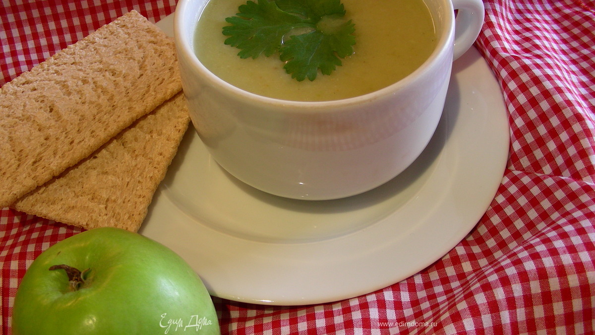 Крем-суп с цикорием, зеленым яблоком и карри
