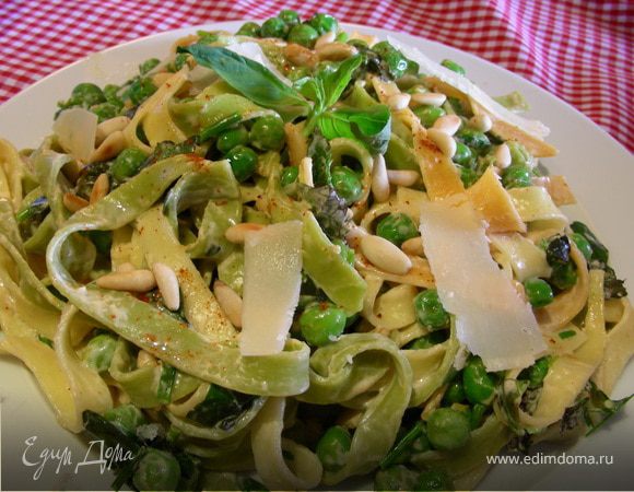 Паста с ароматными травами, зеленым горошком,маскарпоне и кедровыми орешками