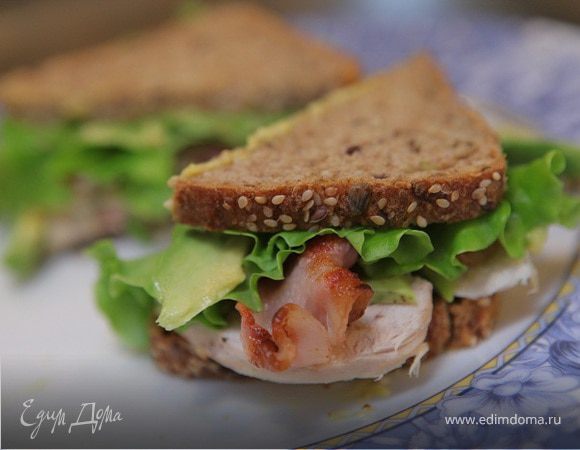 Бутерброд с курицей, беконом и авокадо