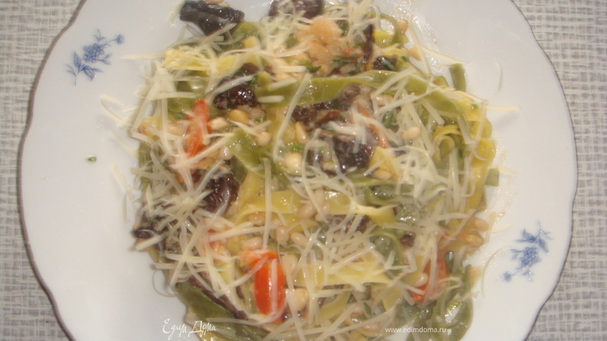 Тальятелле со строчками, креветками и помидорчиками черри в нежном соусе