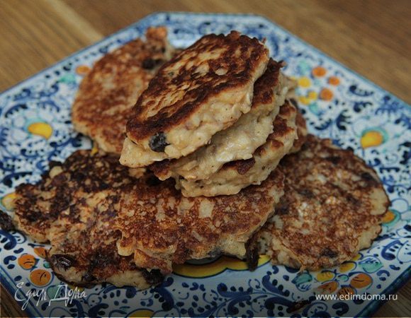 Овсяные оладушки на кефире с изюмом и корицей Овсяные оладушки на кефире с изюмом и корицей