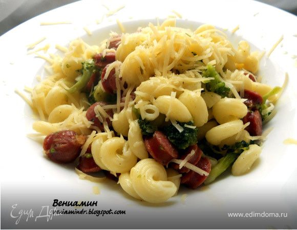 Паста с брокколи, чесноком и колбасками
