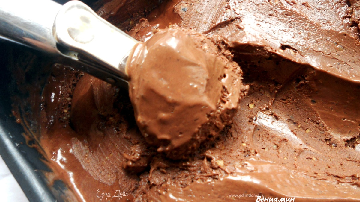 Шоколадное мороженое с грецкими орехами