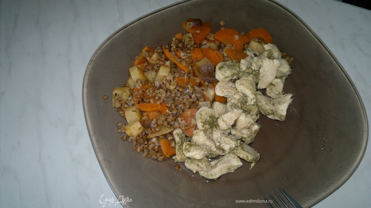 Куриная грудка с зеленым хмели - сунели и гречка с сельдереем и морковью