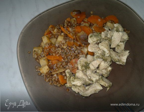 Куриная грудка с зеленым хмели - сунели и гречка с сельдереем и морковью