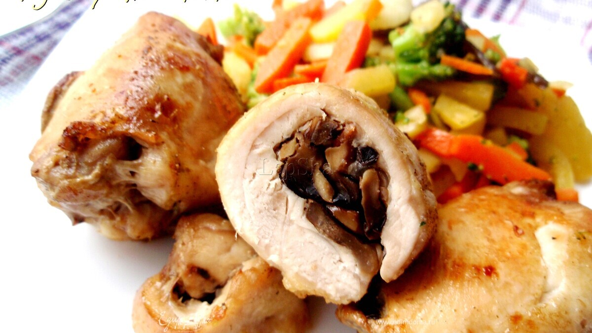 Куриные бедра, фаршированные грибами и беконом